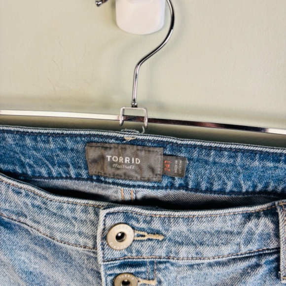 Torrid Button Fly Distressed Boyfriend Crop Jean Size 24T - Picture 3 of 4